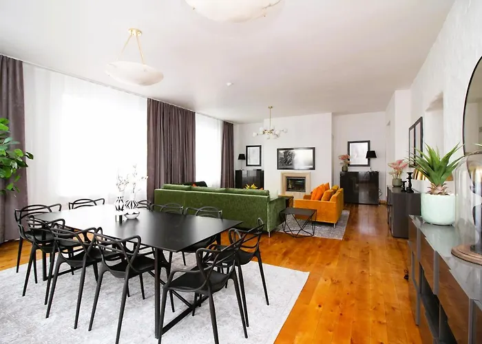 - Old Town Townhouse Apartment *